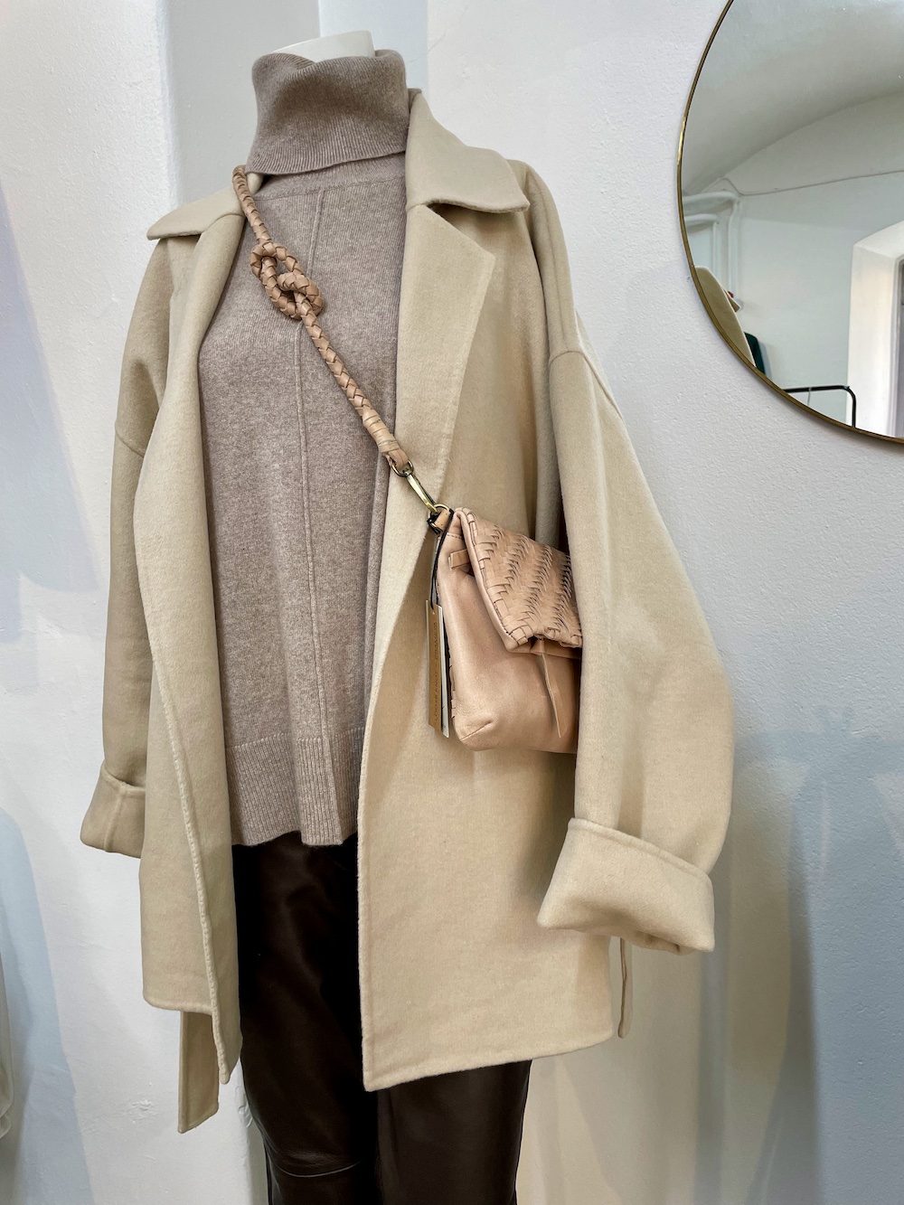 beiga byxor med veck