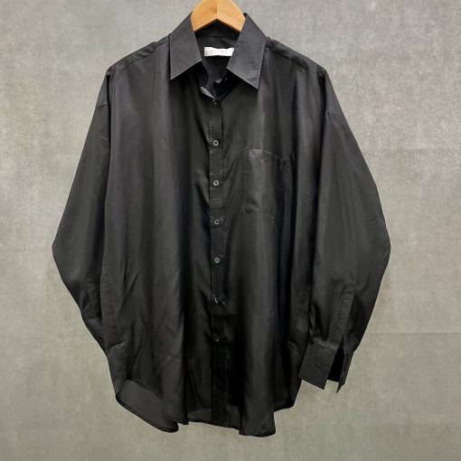 svart sidenskjorta
