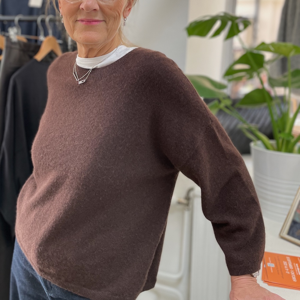 Lina, rundhalsad cashmere tröja i brunt - Bild 3