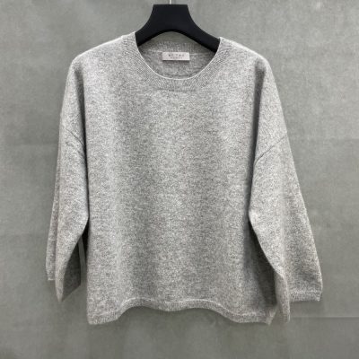 lina rundhalsad cashmere tröja i ljusgrått melerad