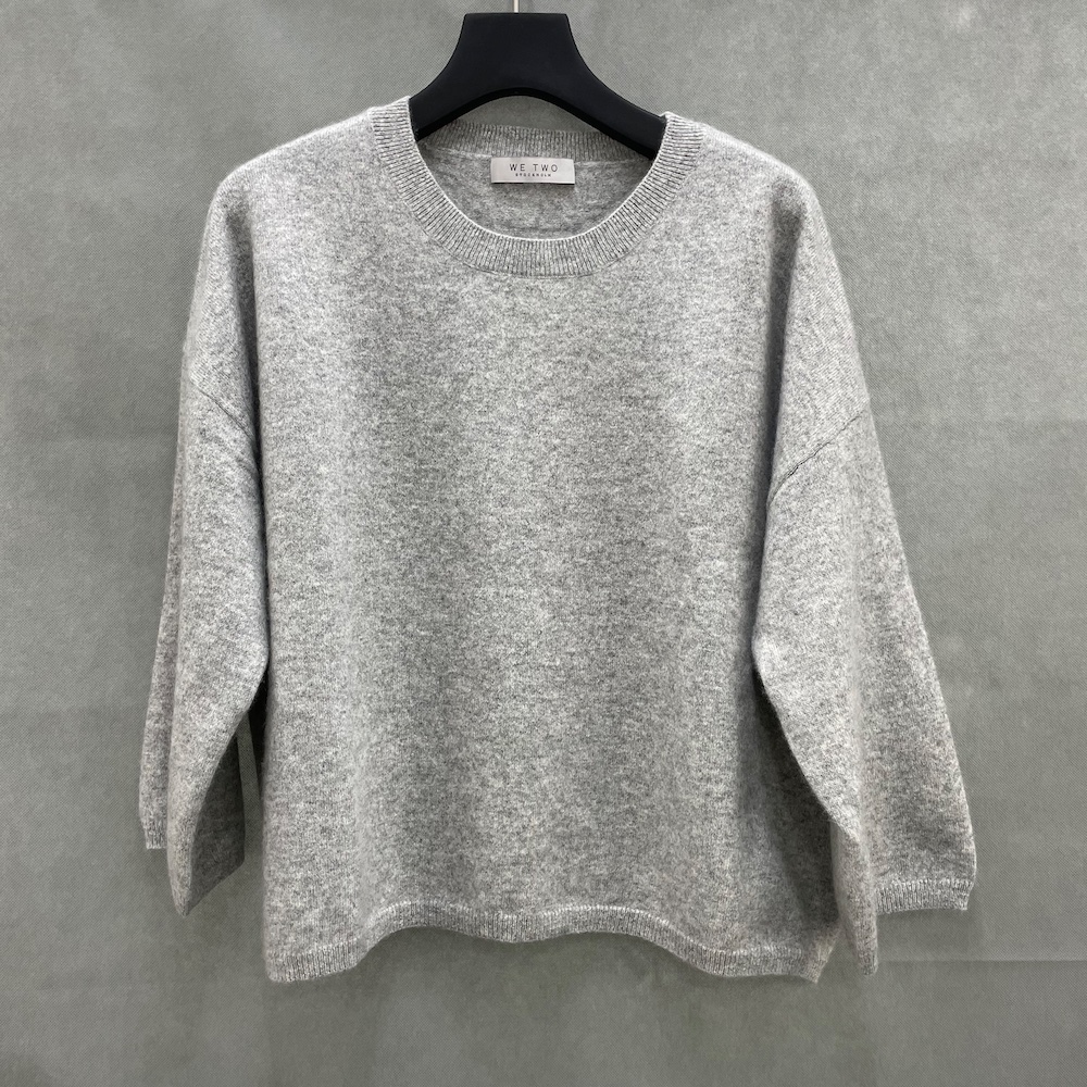 lina rundhalsad cashmere tröja i ljusgrått melerad