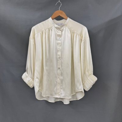 vacker sidenblus i sand