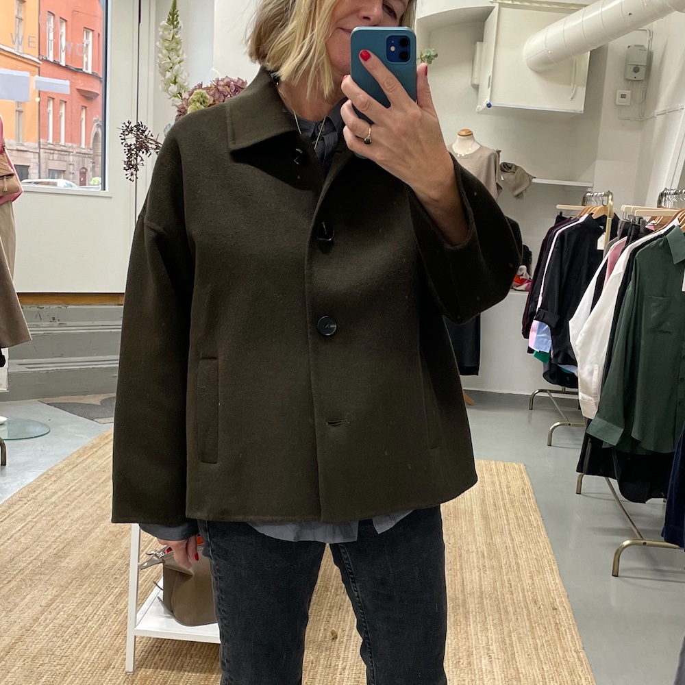 Mörkgrön kort jacka i cashmere - Bild 7