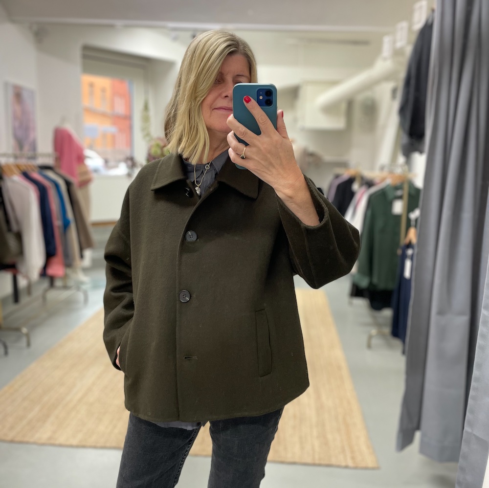 Mörkgrön kort jacka i cashmere - Bild 4