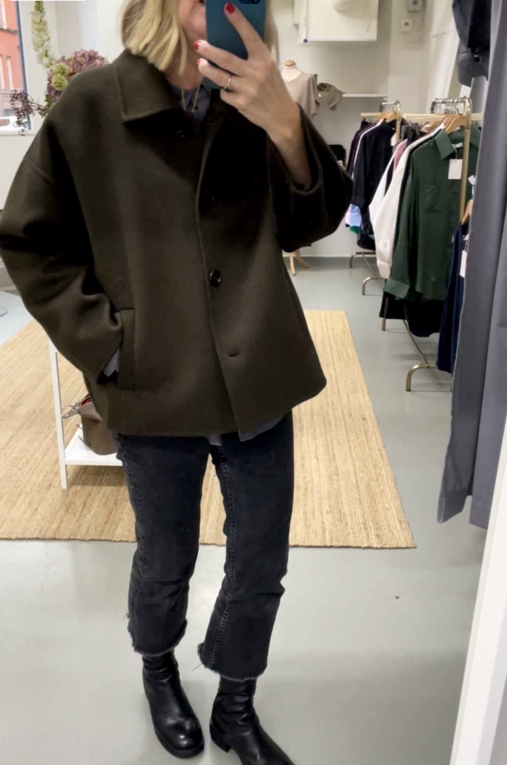 Mörkgrön kort jacka i cashmere - Bild 6