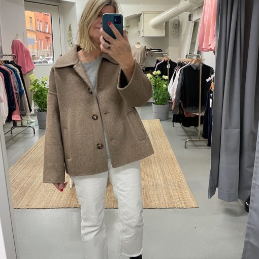 Beige-melerad kort jacka i cashmere - Bild 2