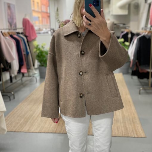 beige-melerad kort jacka i cashmere