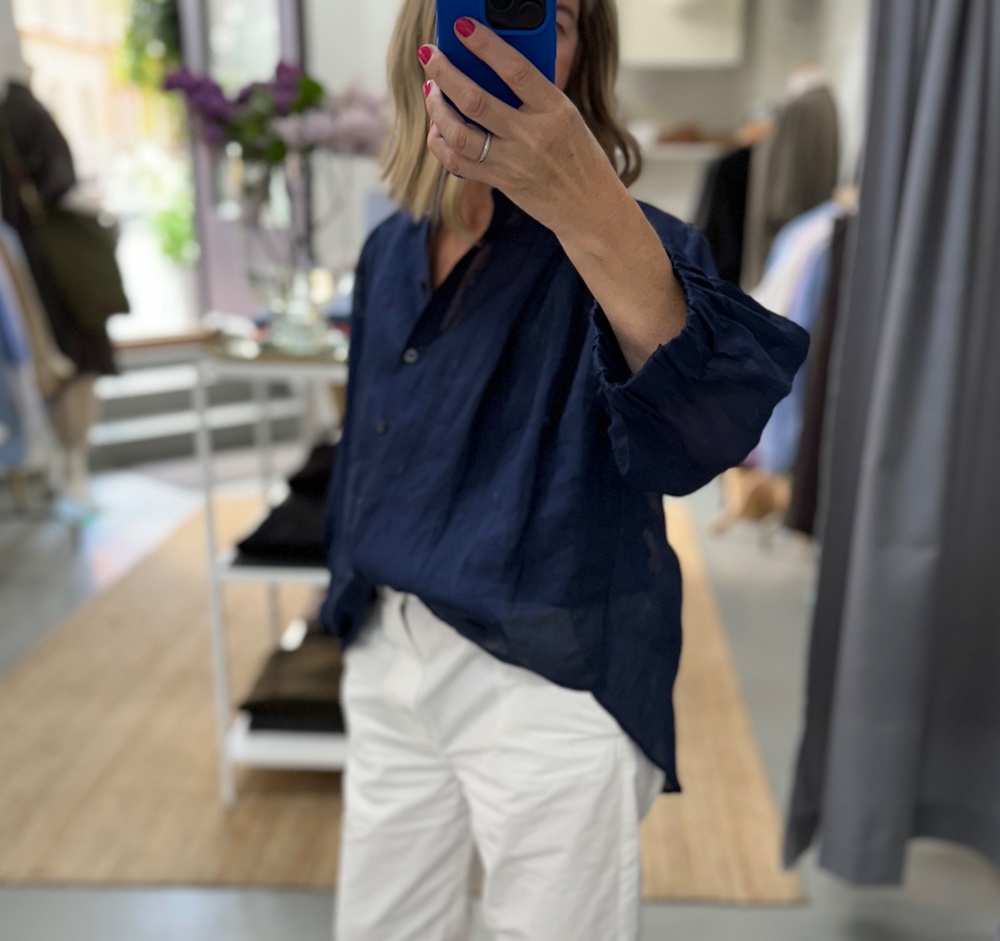 mörkblå blus i linne