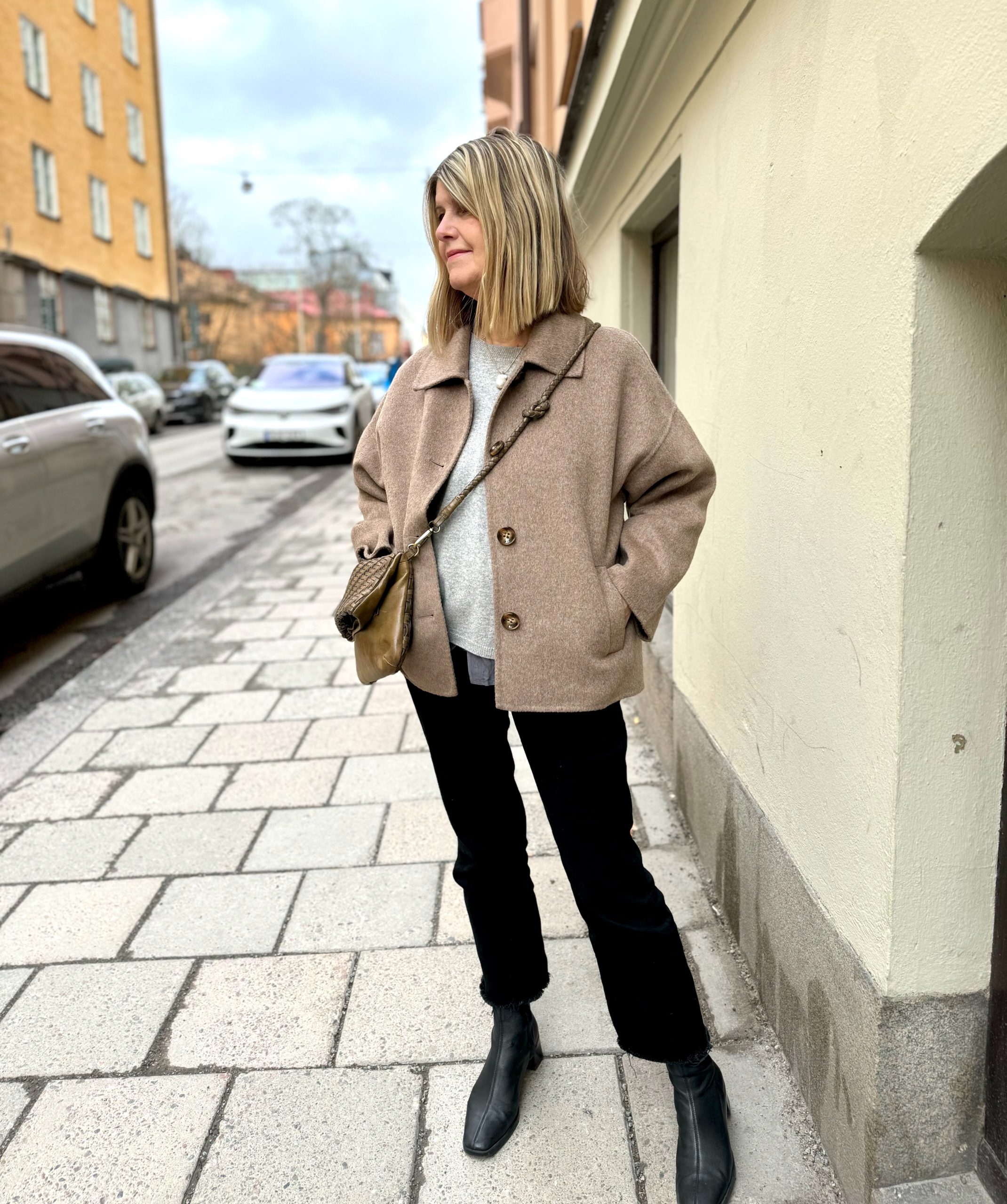 Gråmelerad kort jacka i cashmere - Bild 4