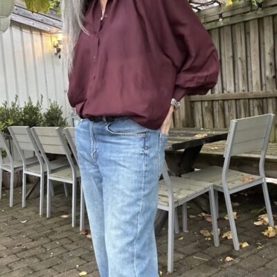 Freja, burgundy bomull-sidenblus med volym