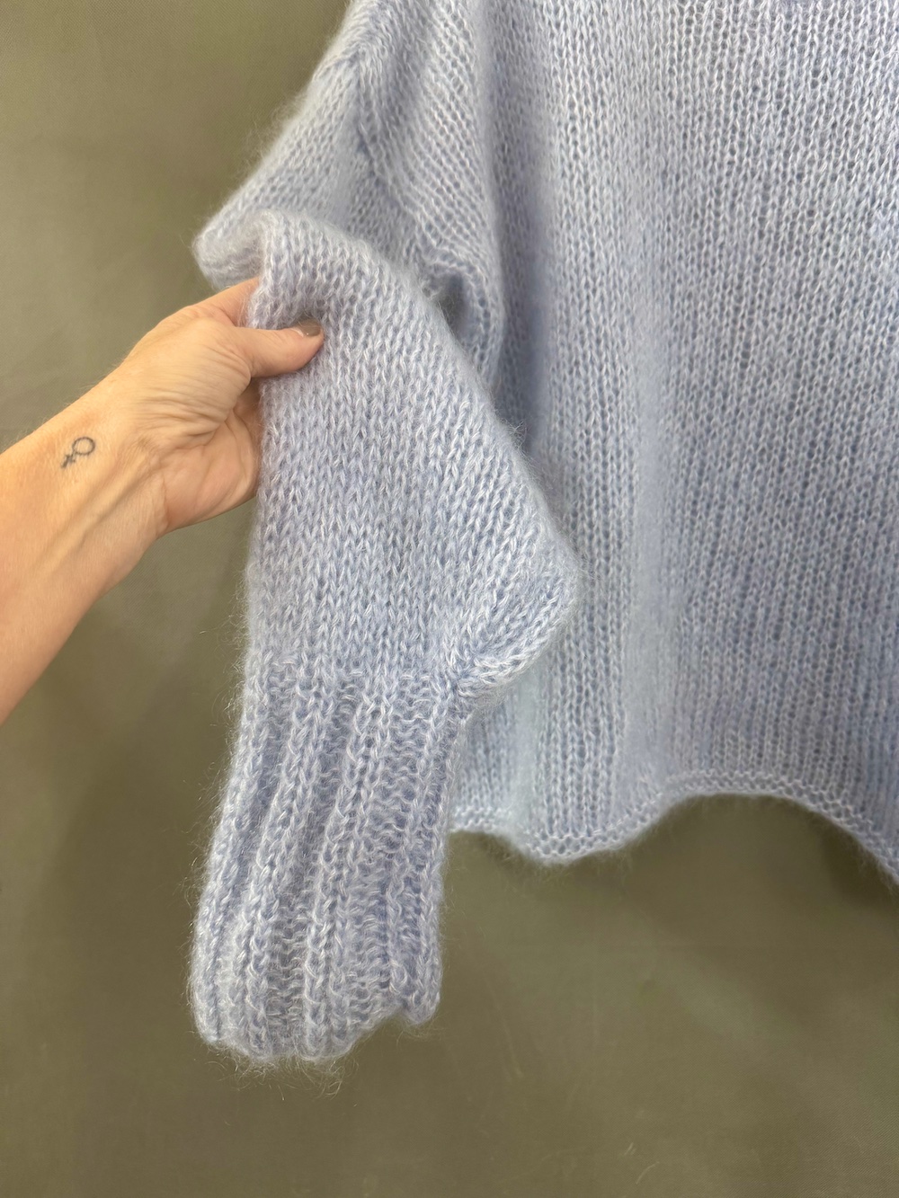 Handstickad rundhalsad tröja i mohair, fotoprov - Bild 2