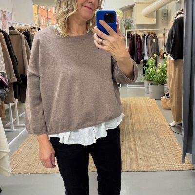 Lina, rundhalsad tröja i ljusbrun bomull-cashmere