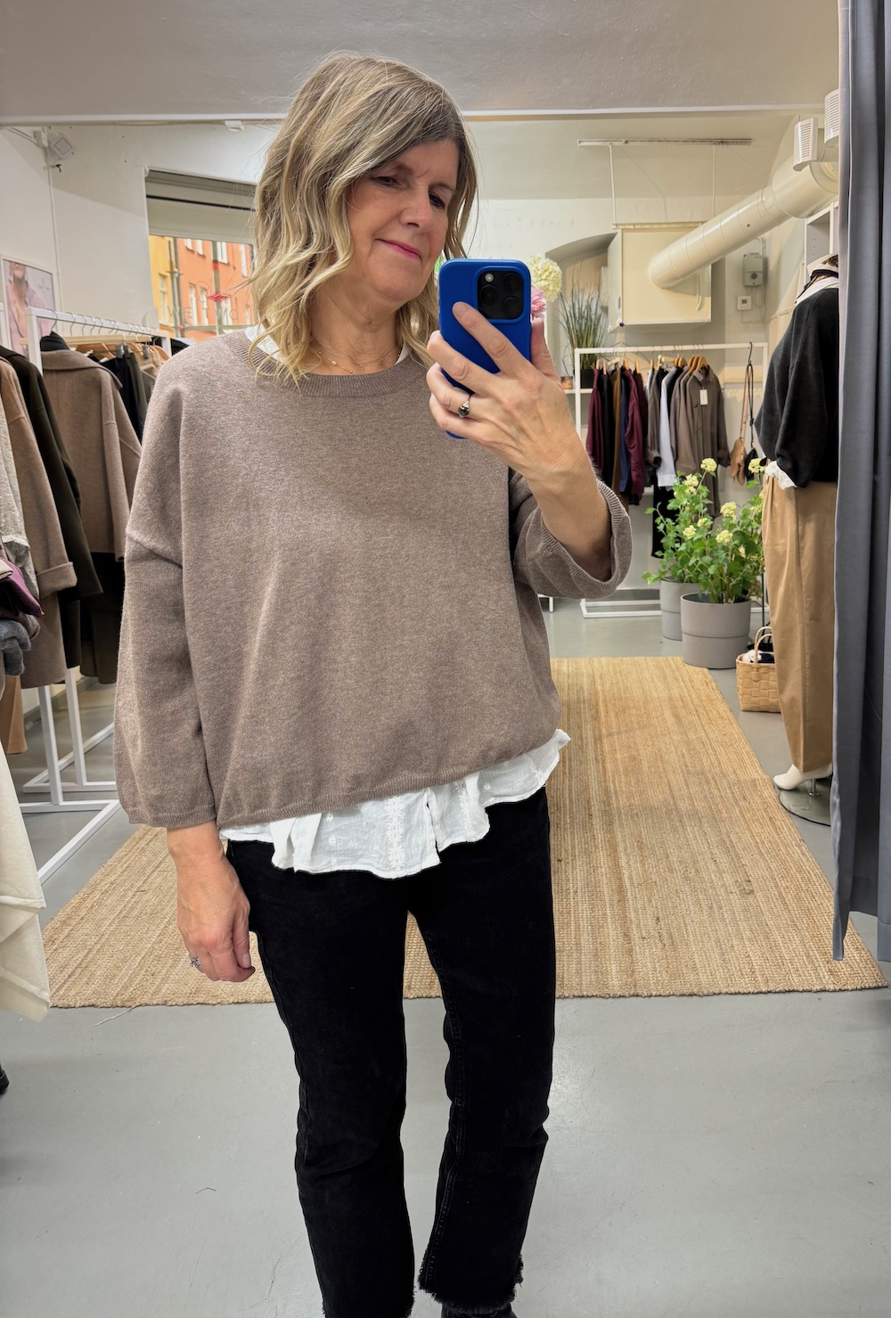 Lina, rundhalsad tröja i ljusbrun bomull-cashmere