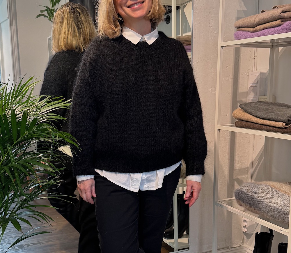 Linda – Mohairtröja med handstickad känsla, svart