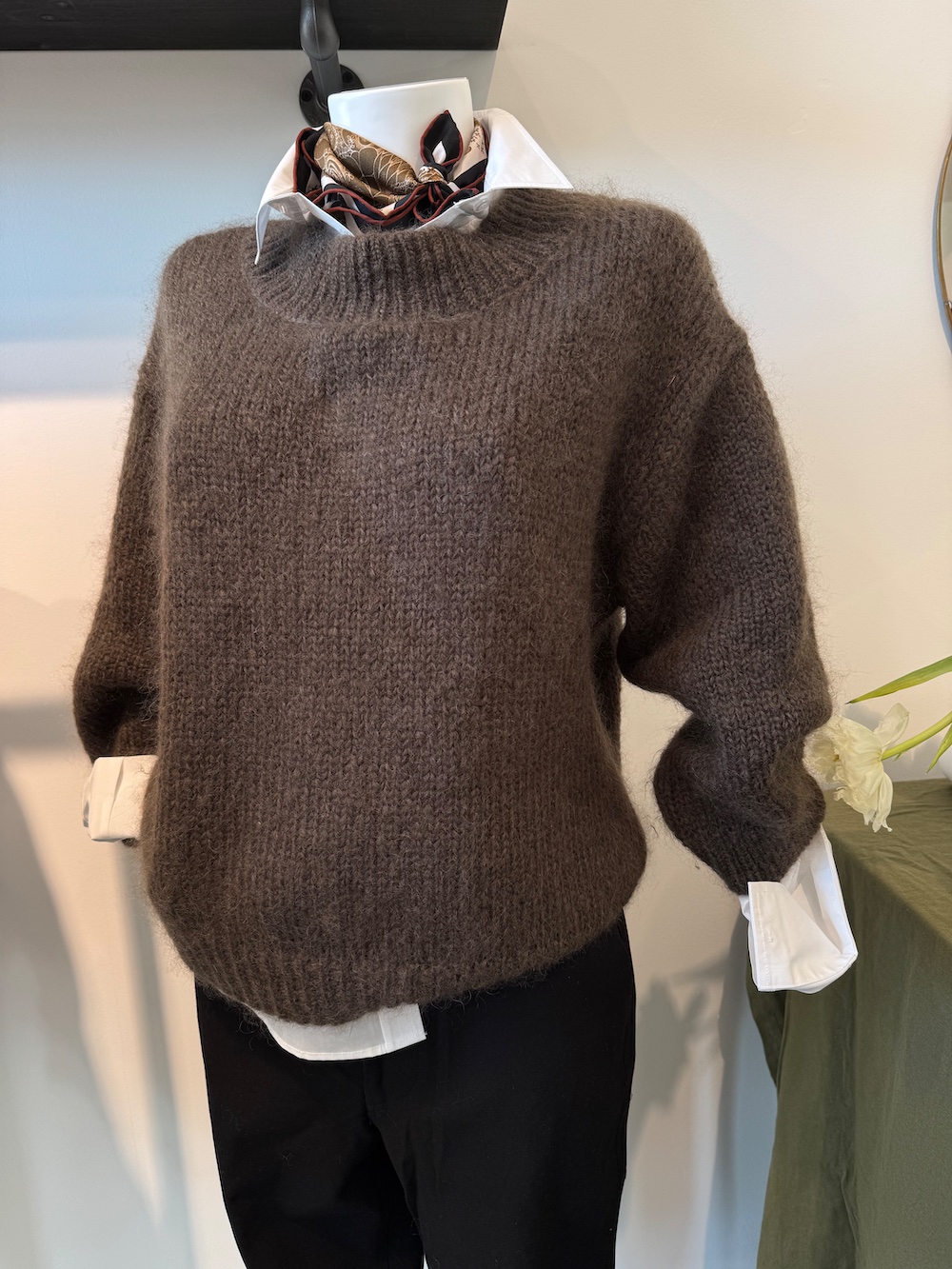 Linda – Mohairtröja med handstickad känsla, mullvad - Bild 5