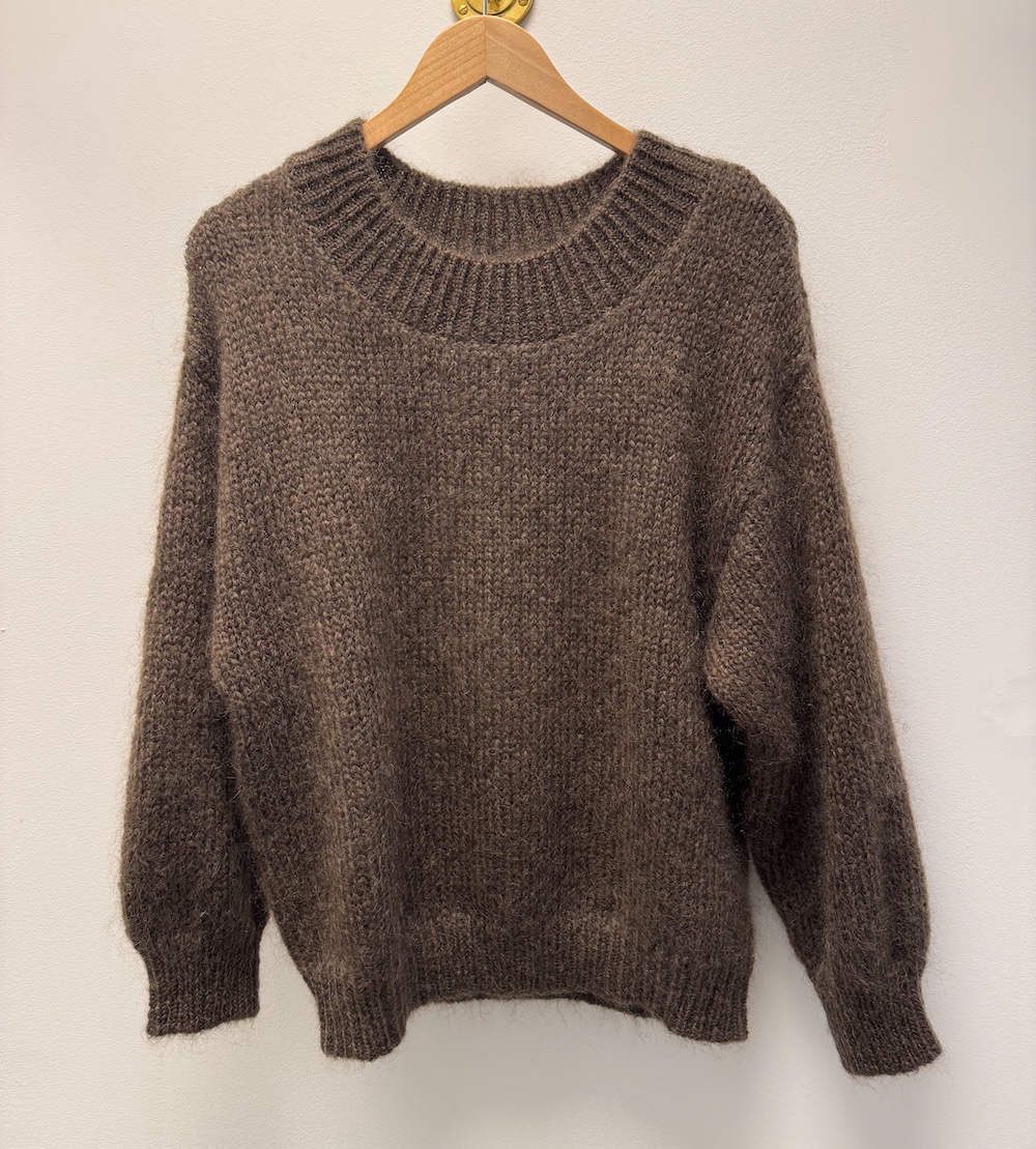 Linda – Mohairtröja med handstickad känsla, mullvad - Bild 3