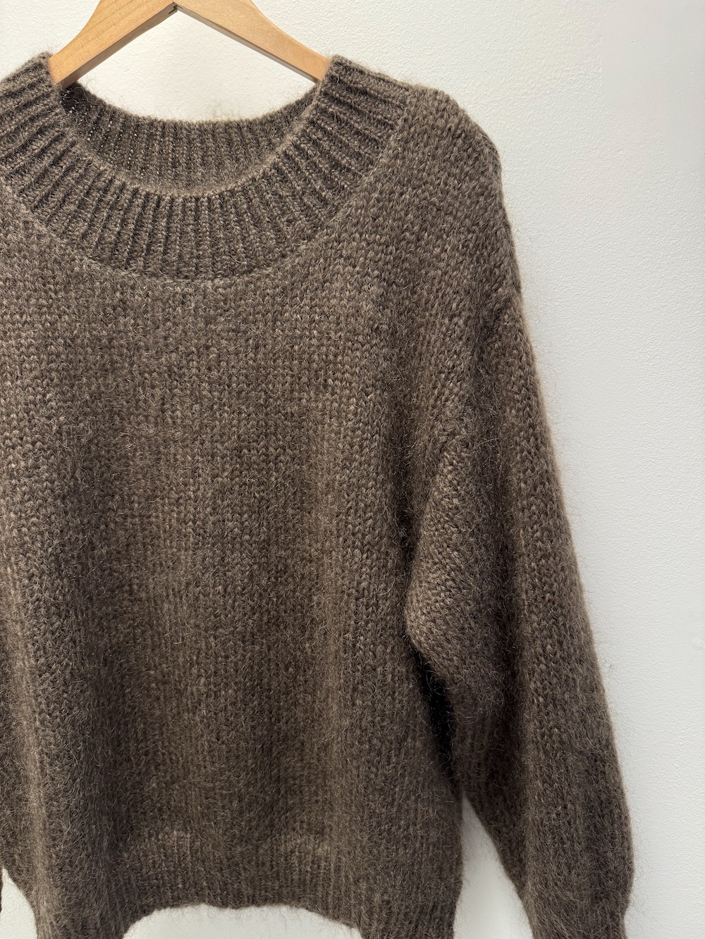 Linda – Mohairtröja med handstickad känsla, mullvad - Bild 2