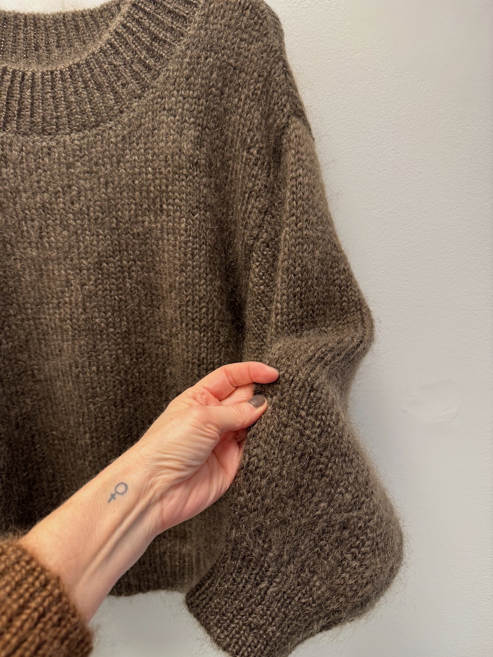 Linda – Mohairtröja med handstickad känsla, mullvad - Bild 4