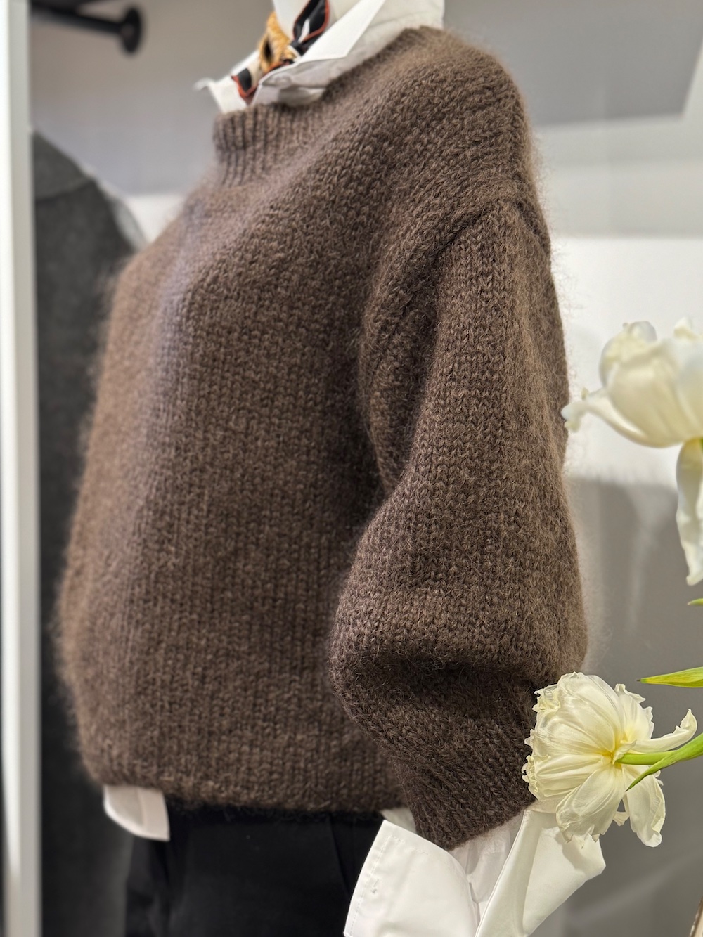 Linda – Mohairtröja med handstickad känsla, mullvad