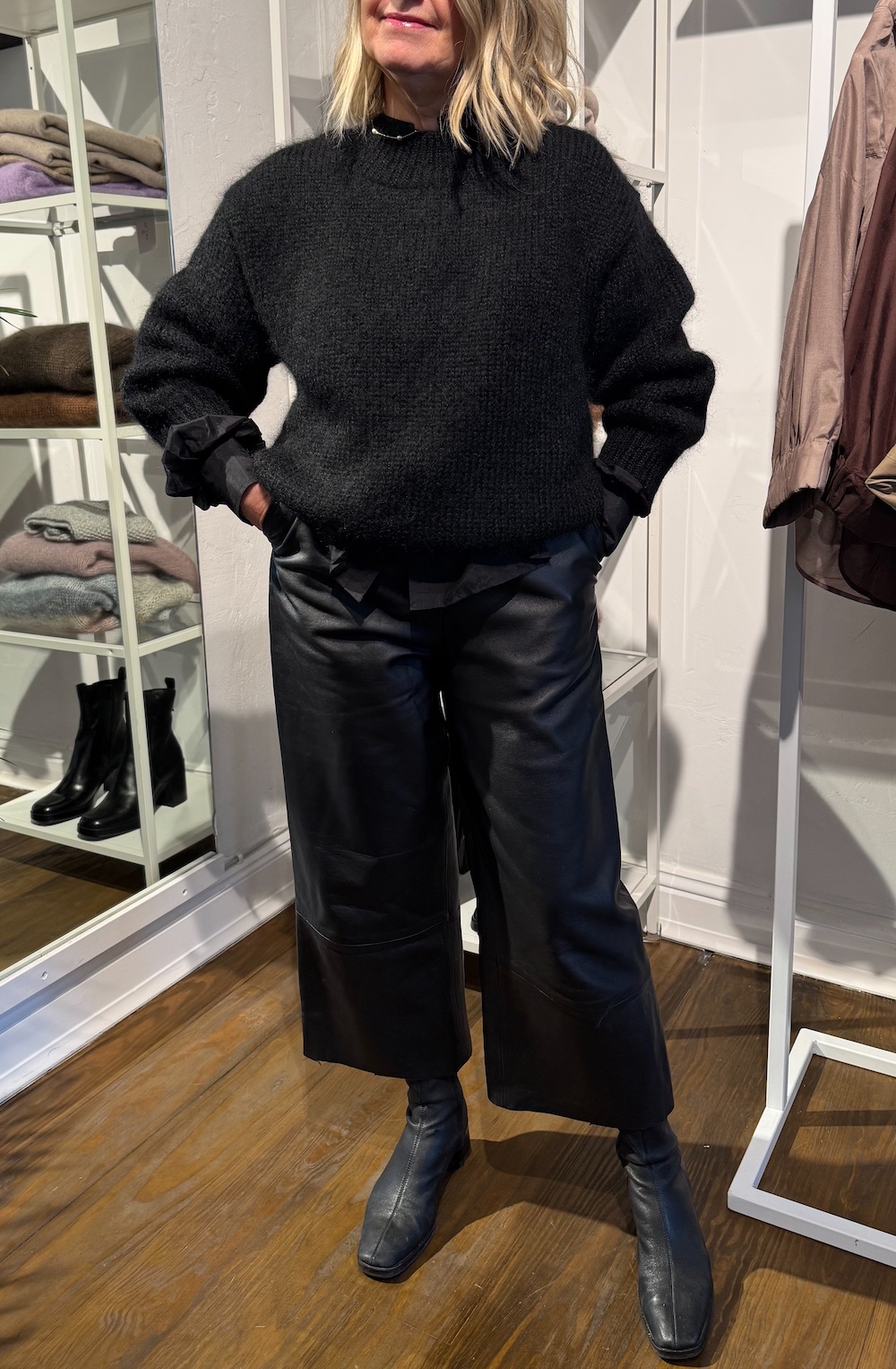 Linda – Mohairtröja med handstickad känsla, svart - Bild 2