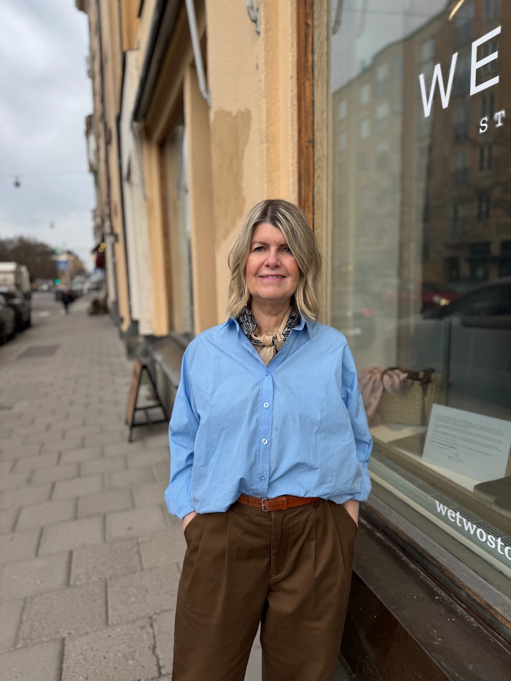 vacker sidenblus i mörkblått edith