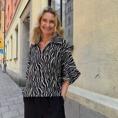 Minna, svartmönstrad kort och vid tunika