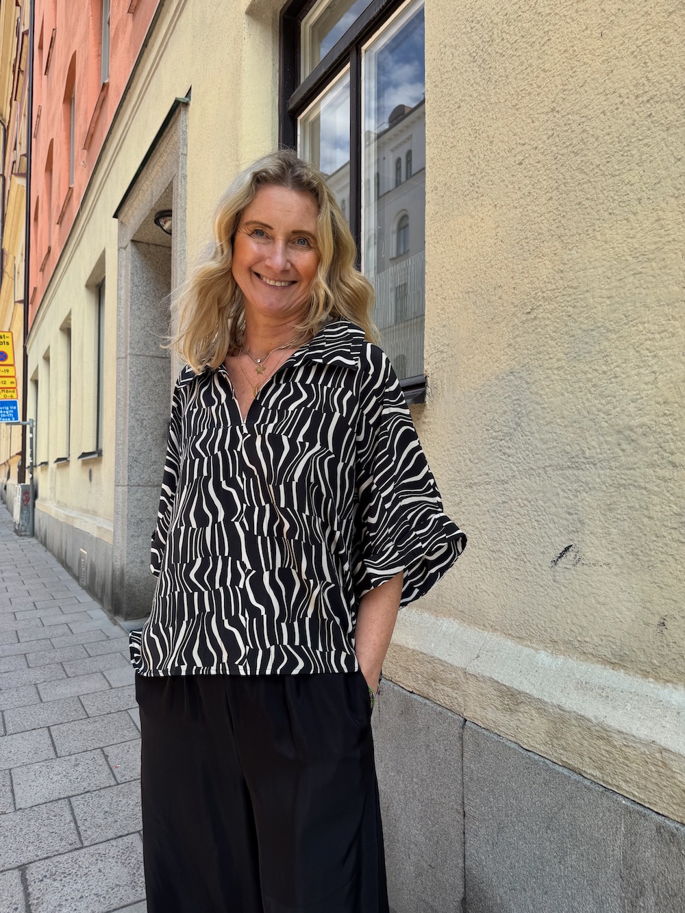 Minna, svartmönstrad kort och vid tunika