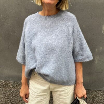 Agnes, Stickad alpackatröja – Gråblå, rundhalsad med raglanärm