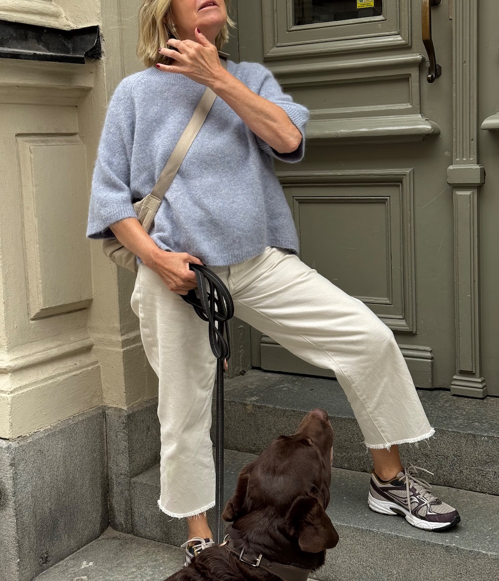 Agnes, Stickad alpackatröja – Gråblå, rundhalsad med raglanärm - Bild 5