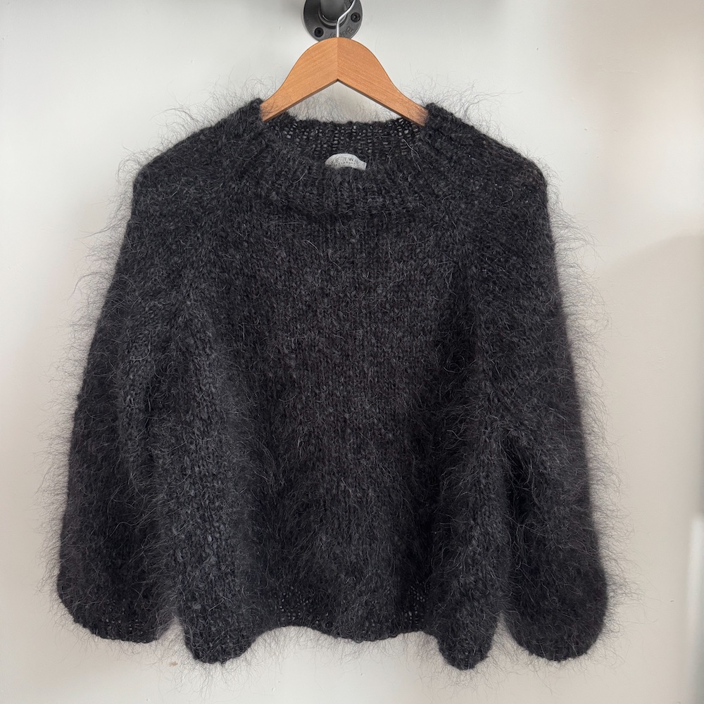Stickpaket till raglantröja i grafitgrå, fluffig mohair, Jenna