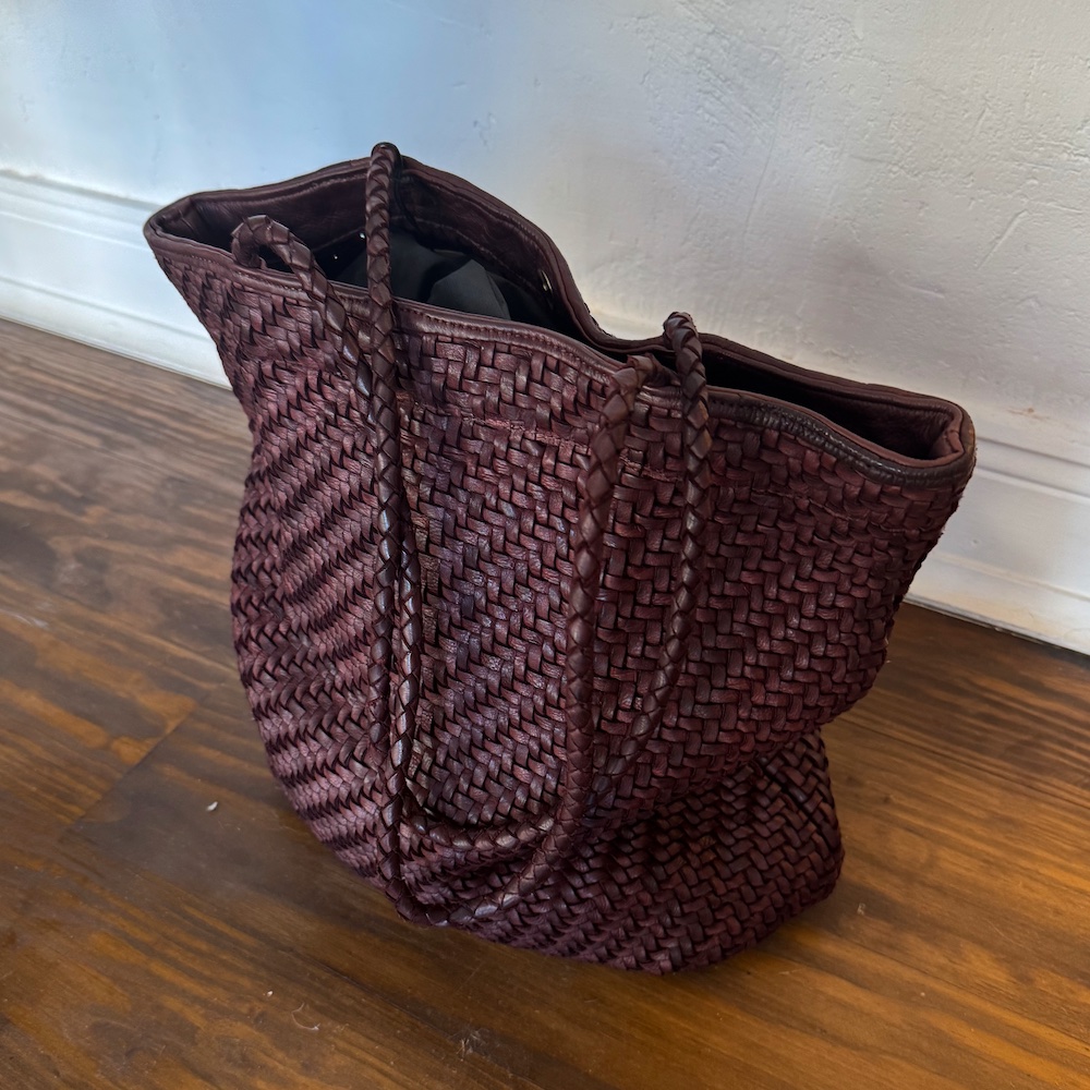 flätad tote bag i en vacker kastanjefärg