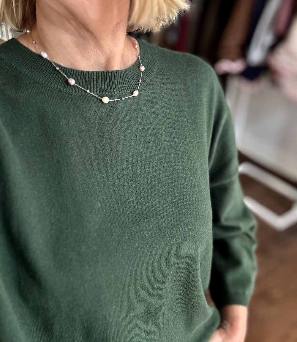 Halsband i silver med aprikosrosa sötvattenspärlor