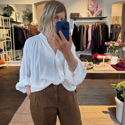 Freja, vit bomullsblus med volym