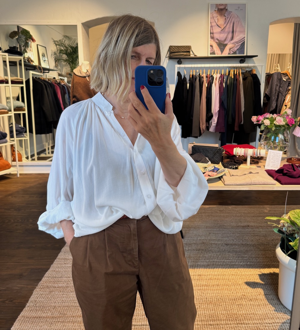 Freja, vit bomullsblus med volym