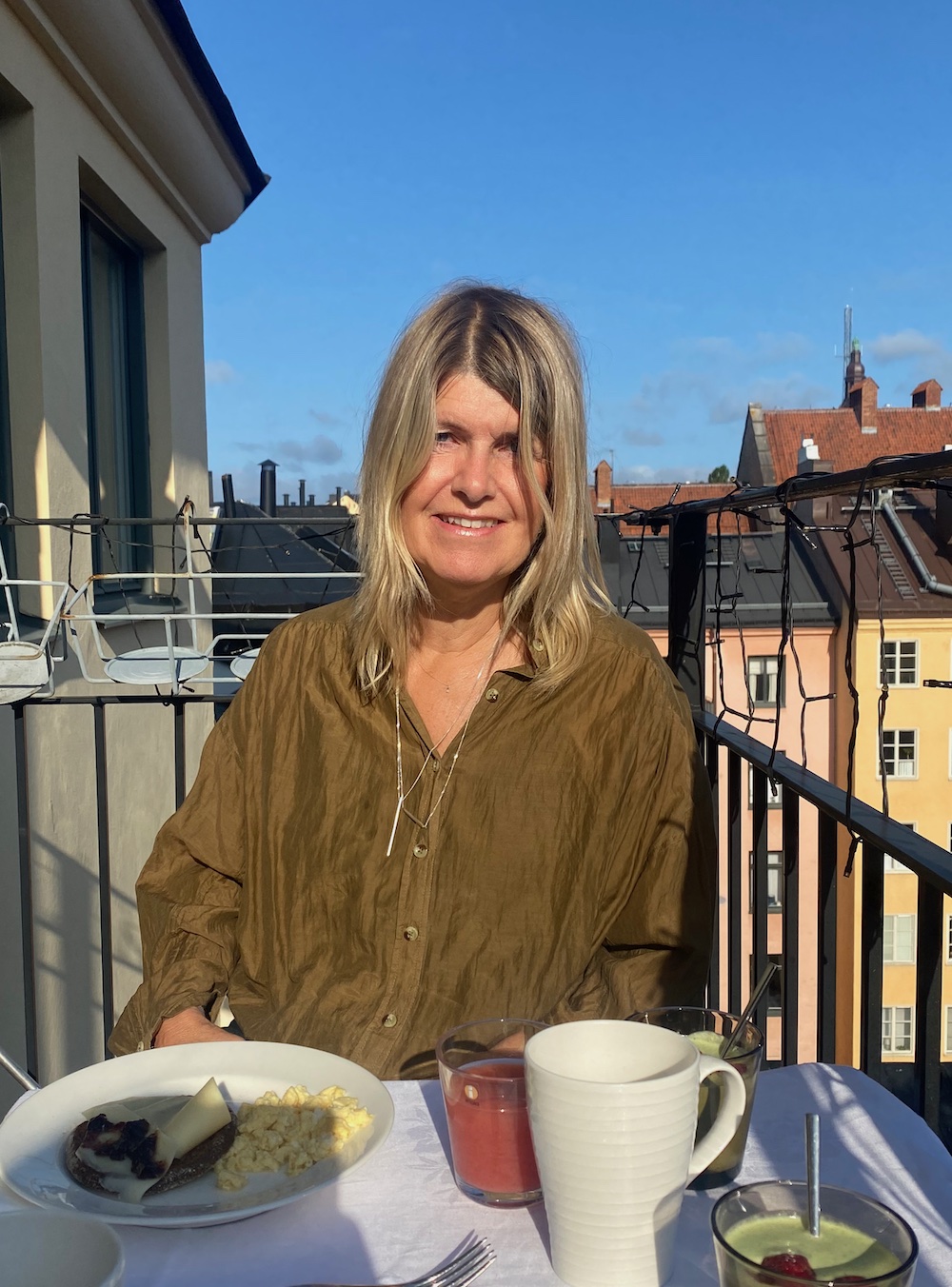 vacker sidenblus i mörkblått edith